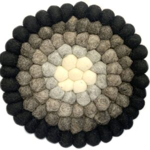 Vilten bolletjes onderzetter 22cm - Kleurverloop - zwart, bruin, beige, lichtgrijs, wit