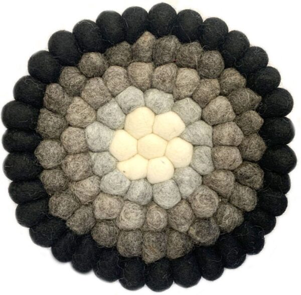Vilten bolletjes onderzetter 22cm - Kleurverloop - zwart, bruin, beige, lichtgrijs, wit