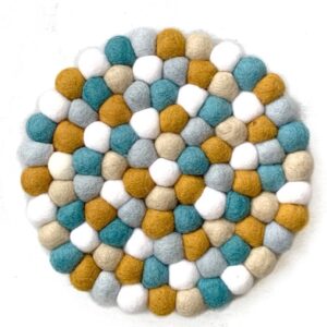 Vilten bolletjes onderzetter 22cm - Multicolor - wit, lichtblauw, turquoise, geel