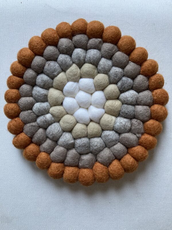 Beyoona - Onderzetter - Vilt Bolletjes - Wit, Beige, Grijs, Oranje - 21 cm - Fairmade